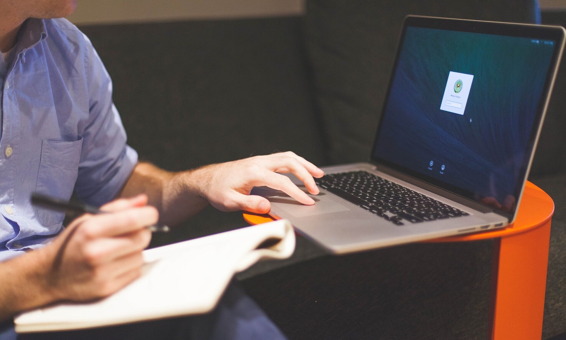 Copywriter Mariusz Kosek